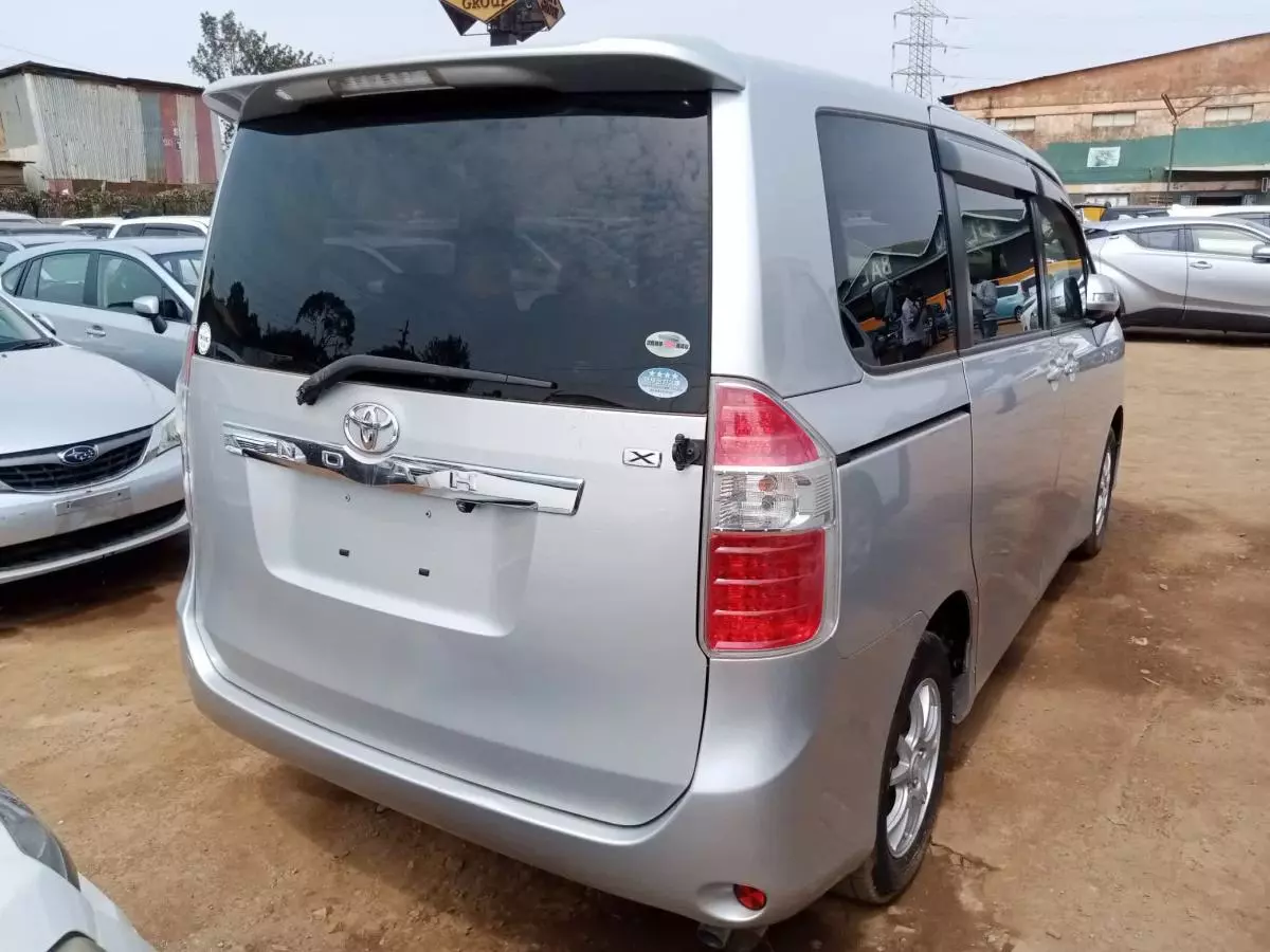 Toyota Noah   - 2009