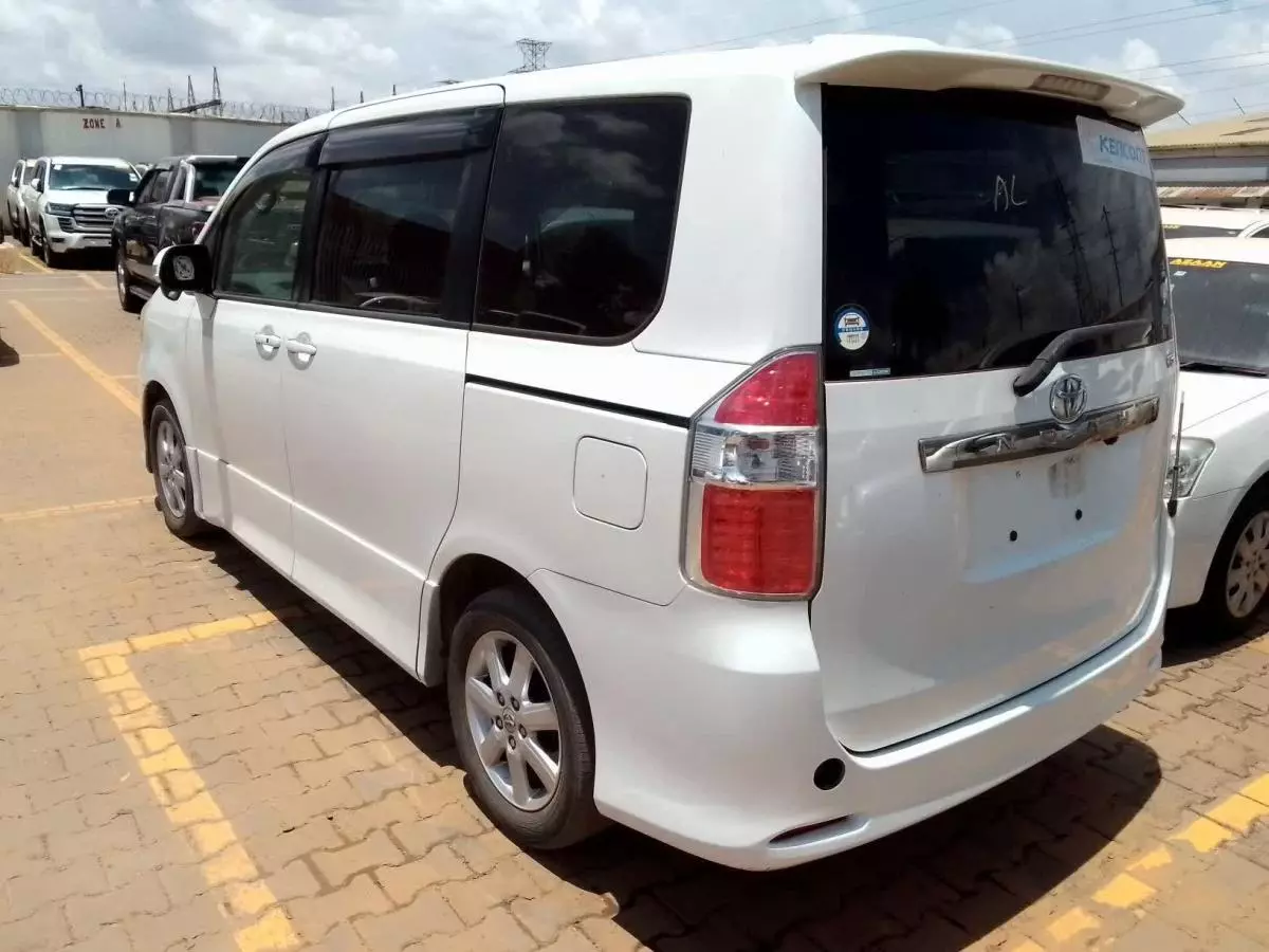 Toyota Noah   - 2010