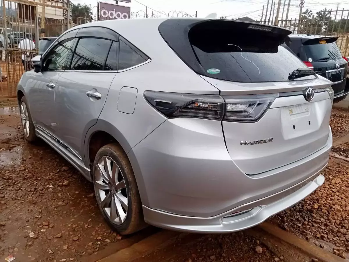 Toyota Harrier   - 2016