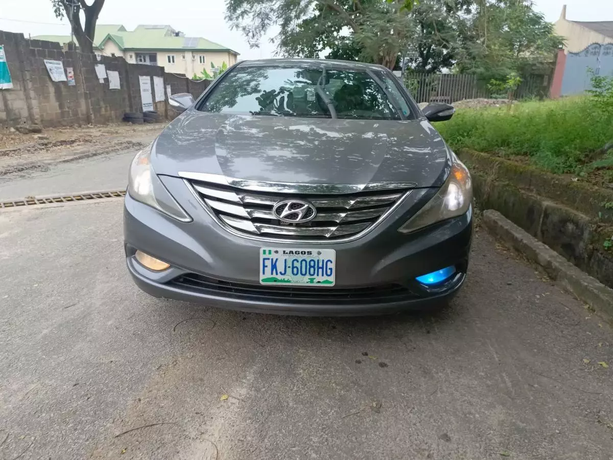 Hyundai Sonata   - 2011