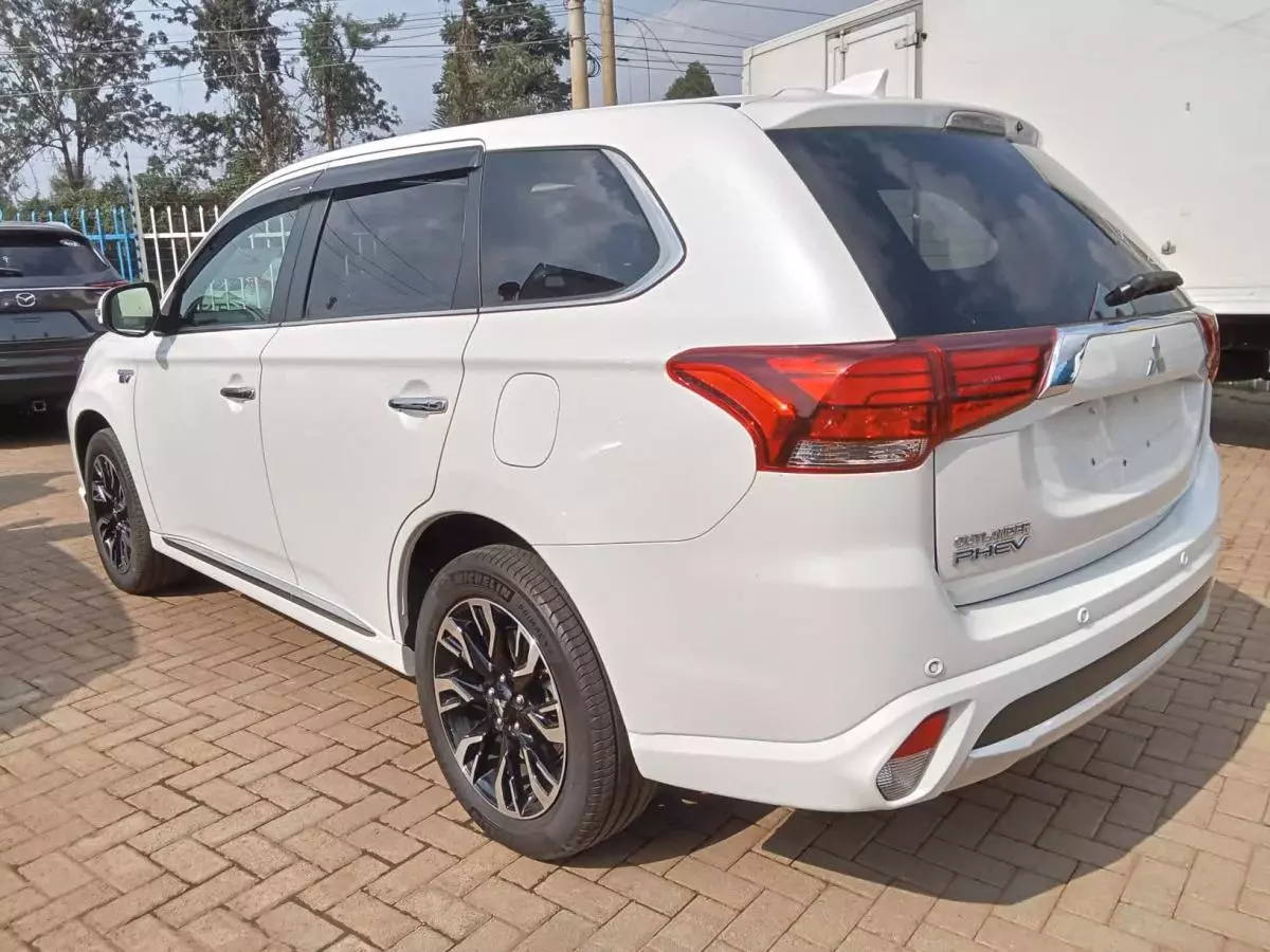 Mitsubishi Plug-in Hybrid Outlander   - 2017