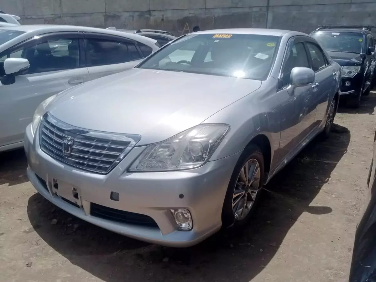 Toyota Crown   - 2012