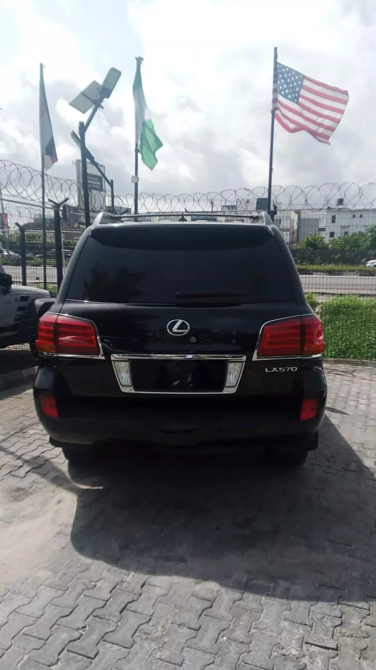 Lexus LX 570   - 2011