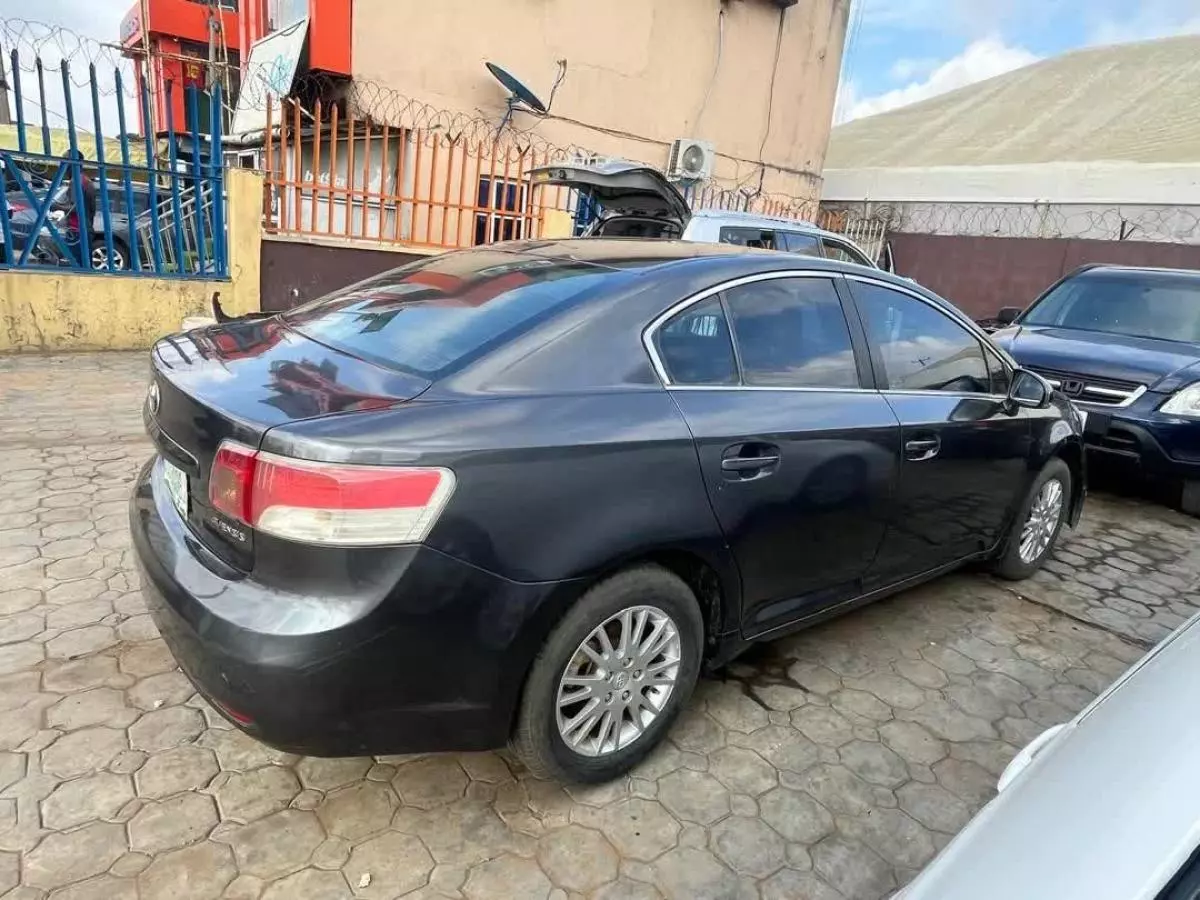 Toyota Avensis   - 2010