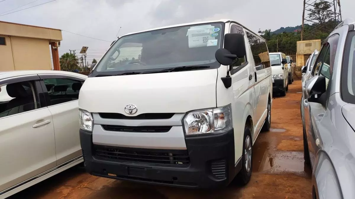 Toyota Hiace   - 2015