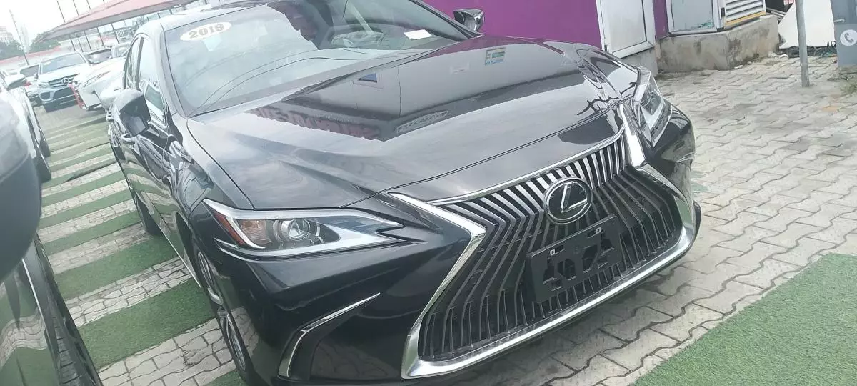 Lexus ES 330   - 2019