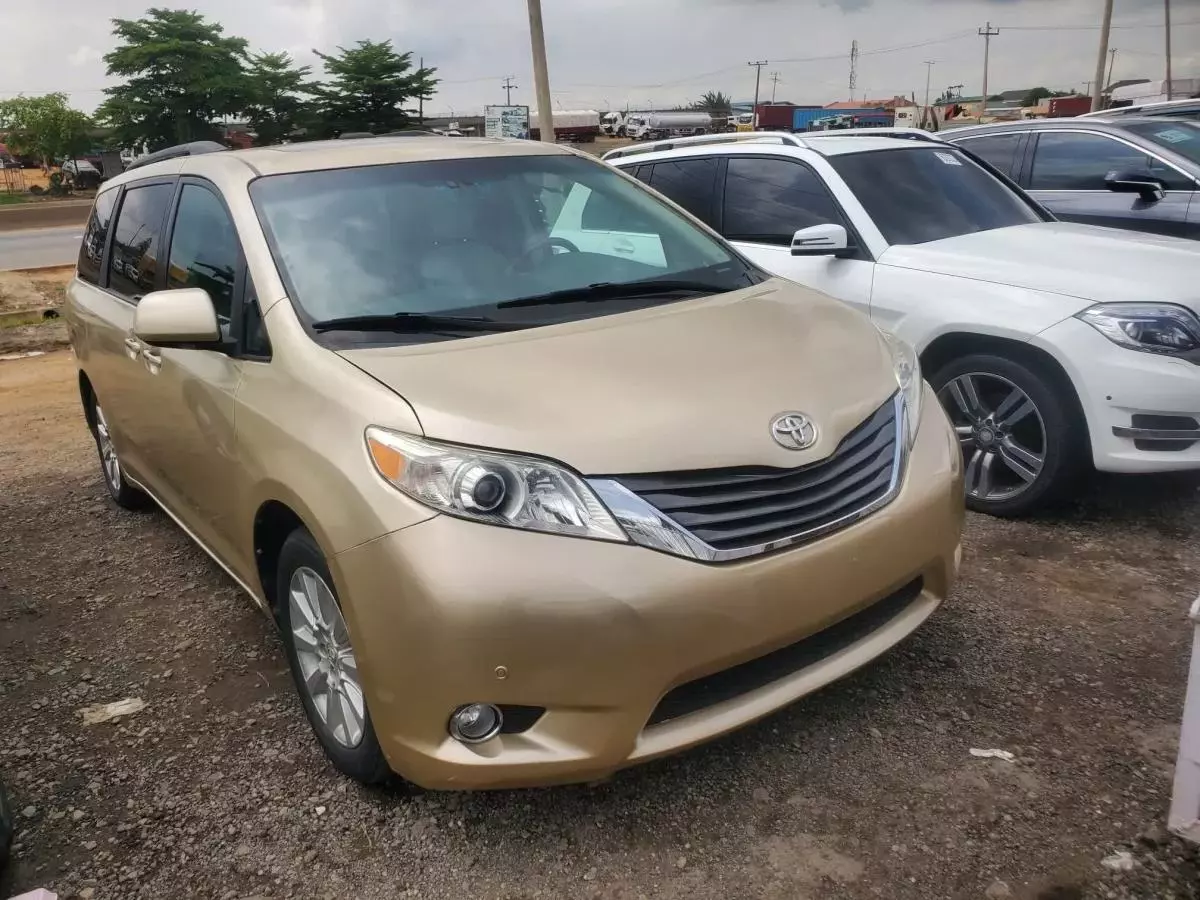 Toyota Sienna   - 2010