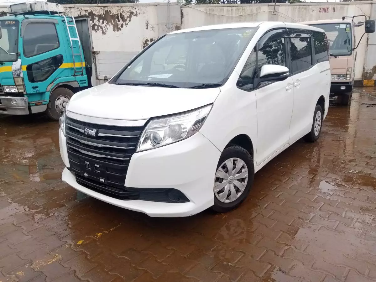 Toyota Noah   - 2015