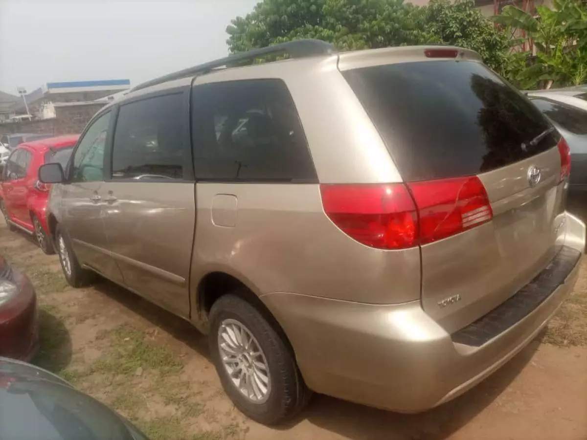 Toyota Sienna - 2004
