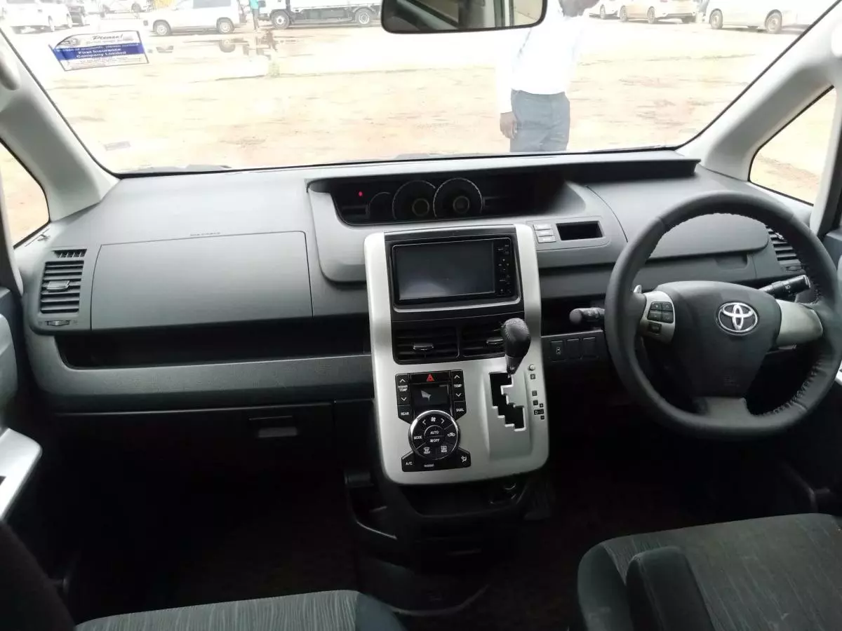 Toyota Noah   - 2010