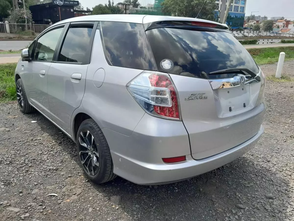 Honda Fit shuttle hybrid - 2014