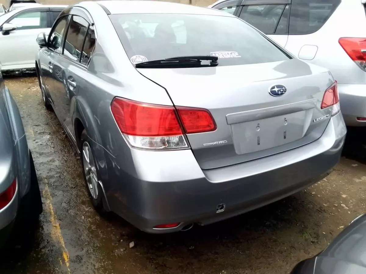 Subaru Legacy    - 2010