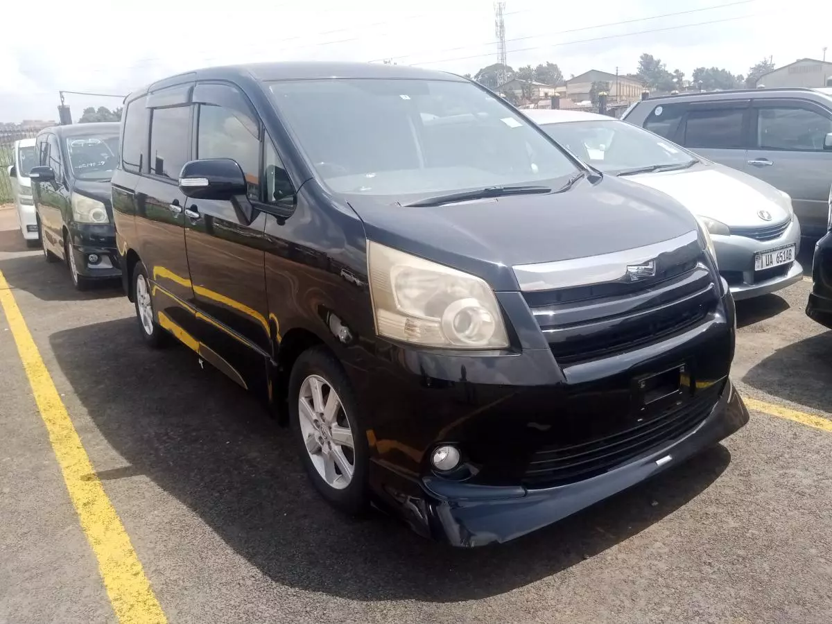 Toyota Noah   - 2009