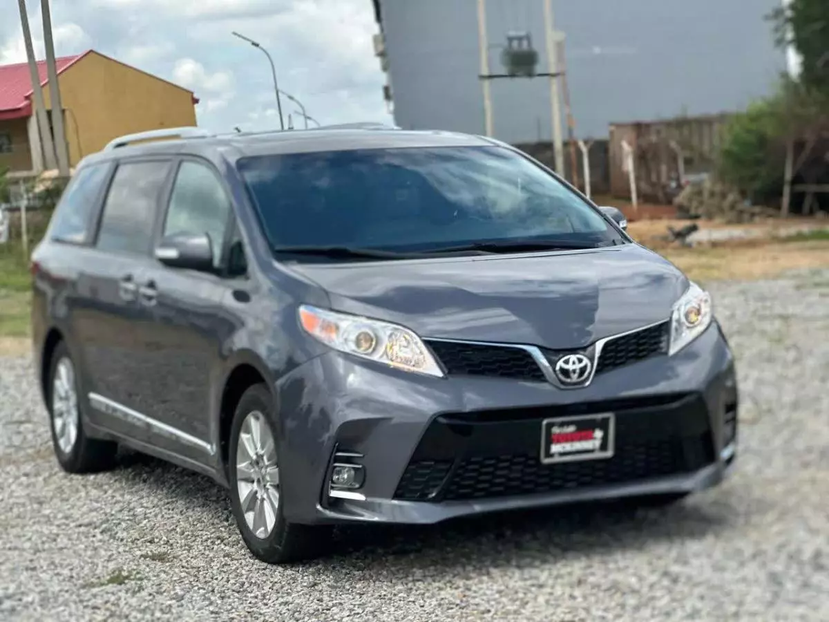 Toyota Sienna   - 2016