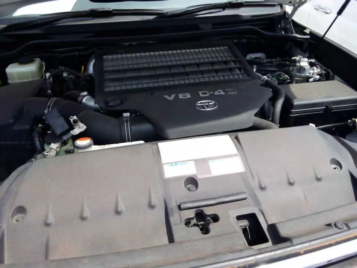 Toyota Landcruiser  V8   - 2013