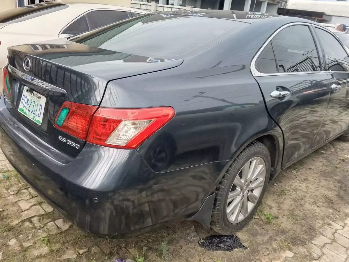 Toyota Camry   - 2010