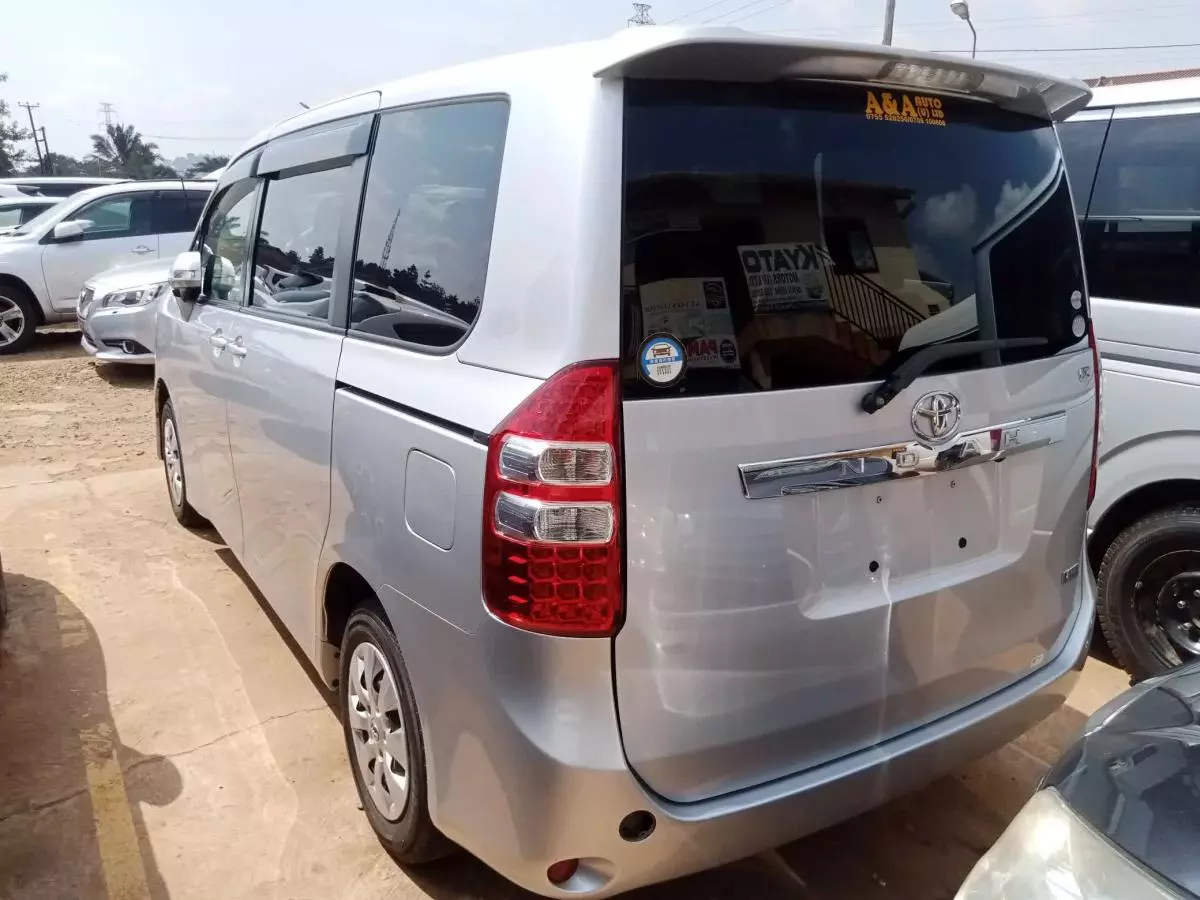 Toyota Noah   - 2012