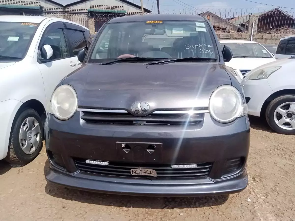 Toyota Sienta   - 2009