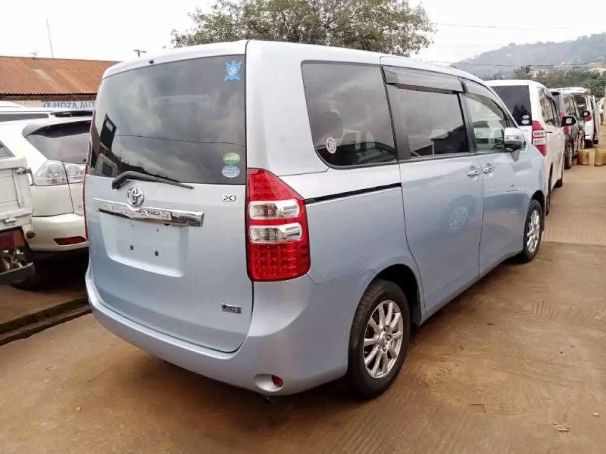 Toyota Noah   - 2012