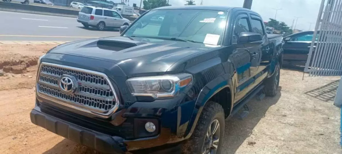 Toyota Tacoma   - 2017