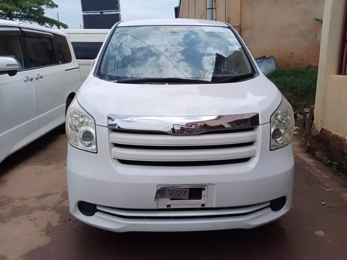 Toyota Noah   - 2009