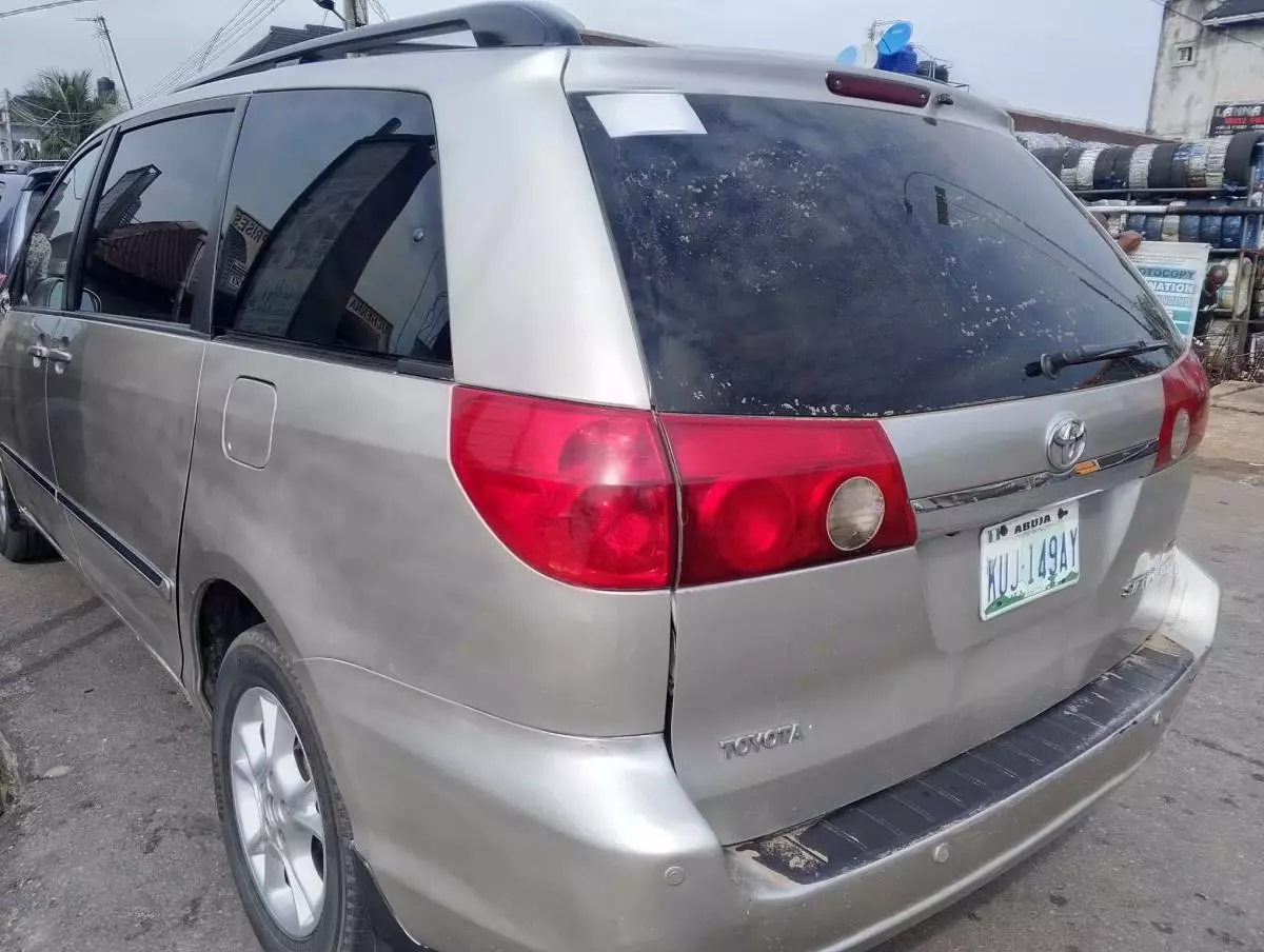 Toyota Sienna   - 2005