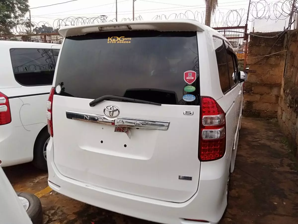 Toyota Noah   - 2011