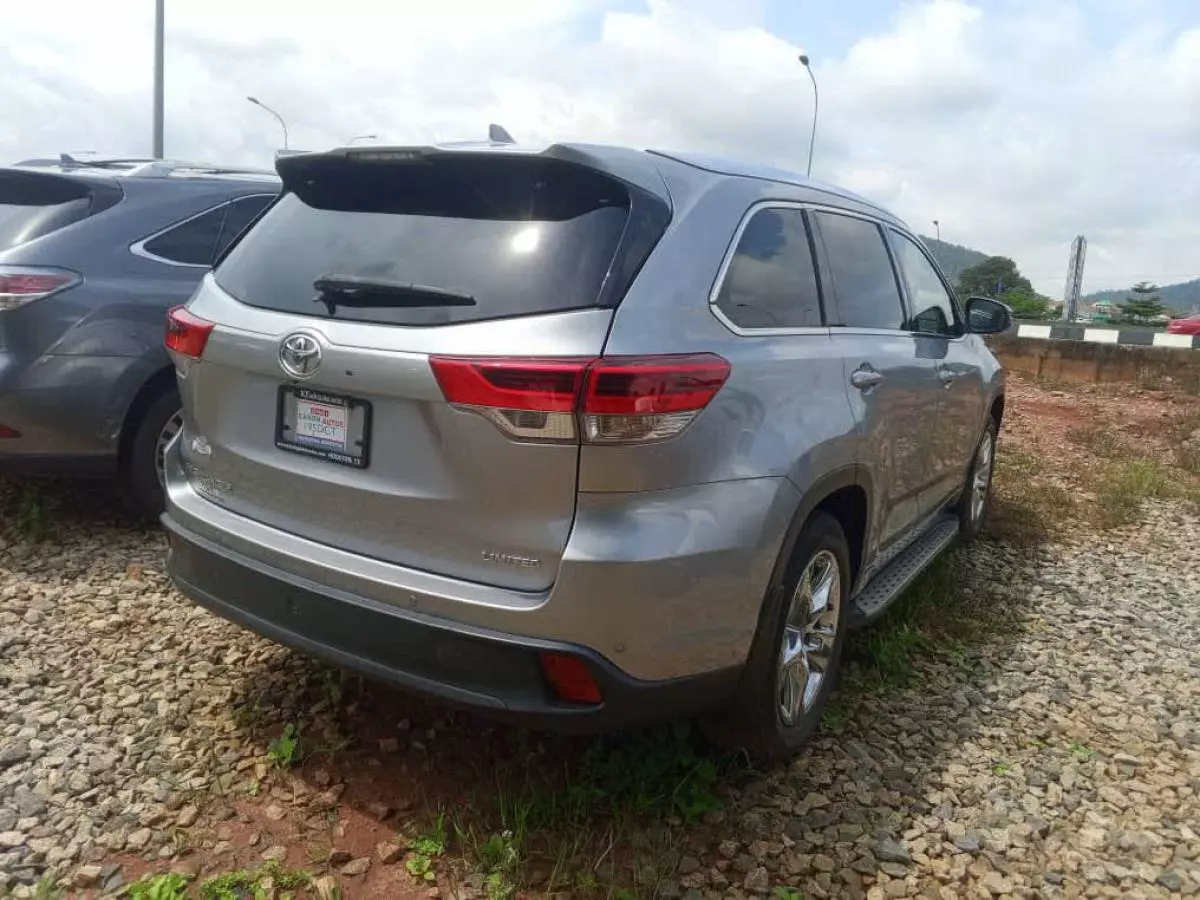 Toyota Highlander   - 2016