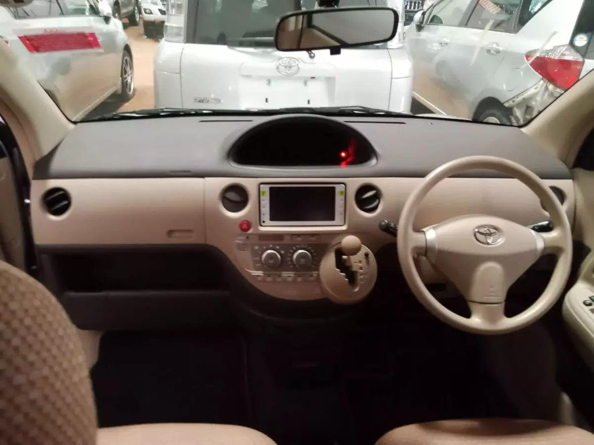 Toyota Sienta   - 2011