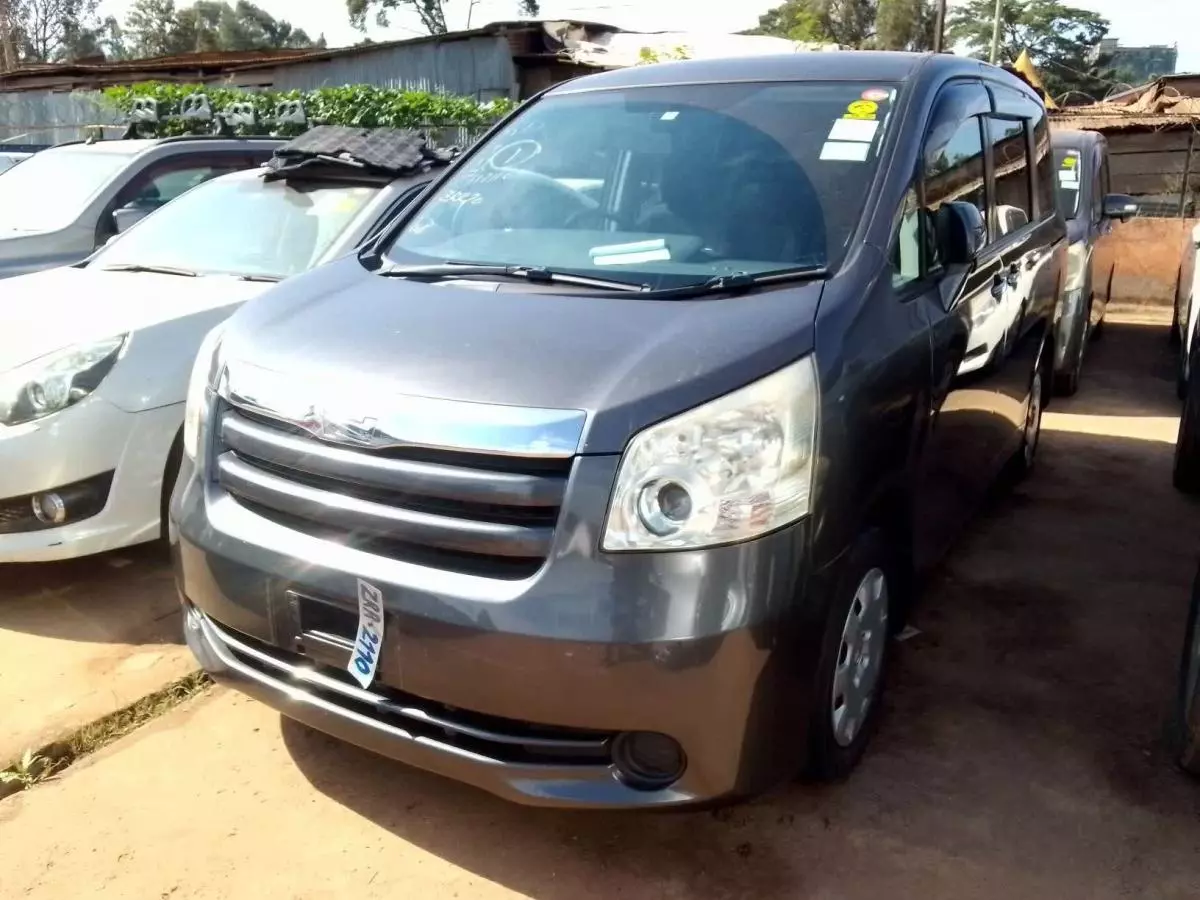 Toyota Noah   - 2010