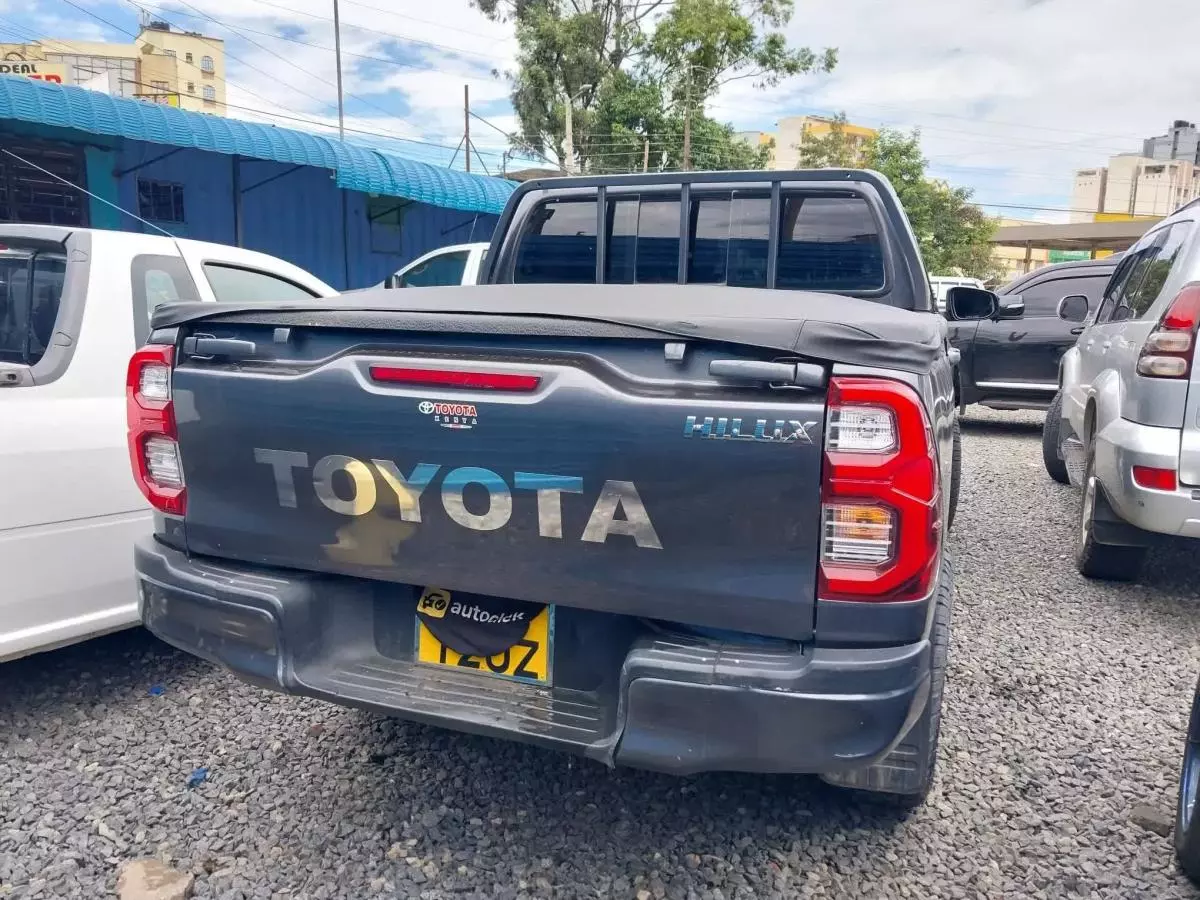 Toyota Hilux    - 2020