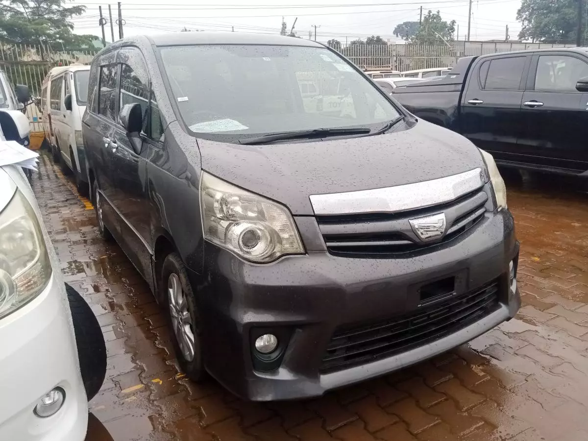 Toyota Noah   - 2011