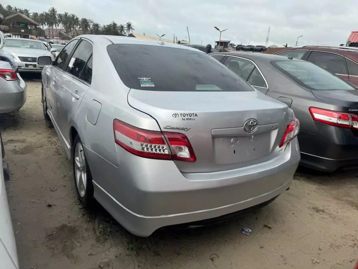 Toyota Camry   - 2011