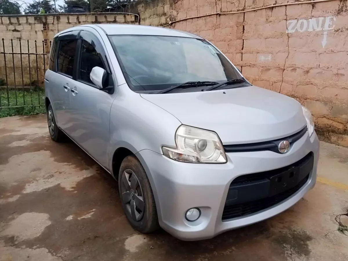 Toyota Sienta   - 2012