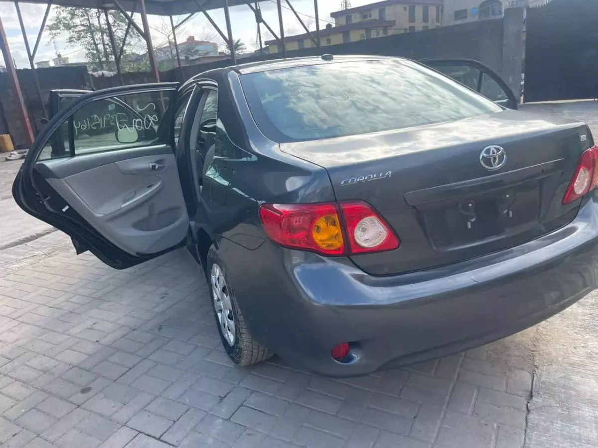 Toyota Corolla   - 2010