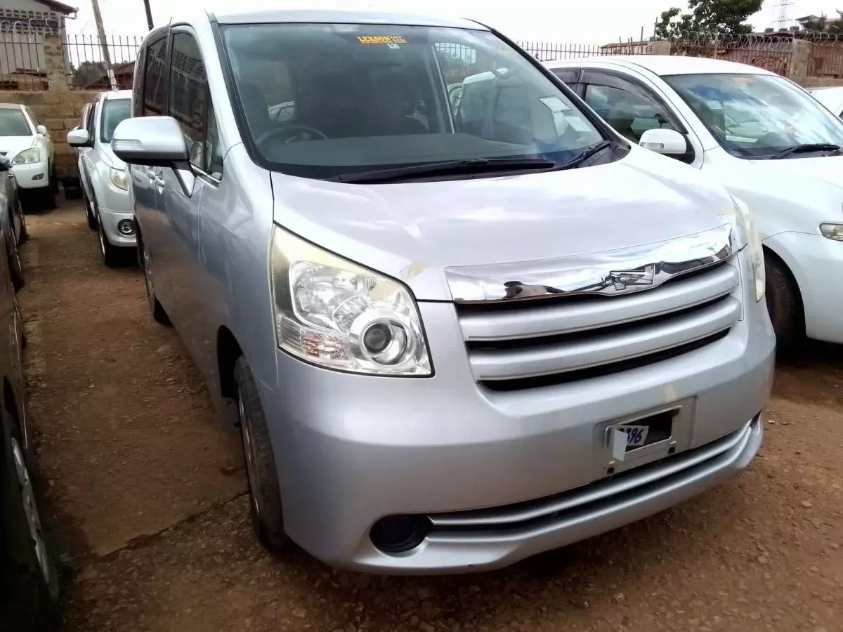 Toyota Noah   - 2008