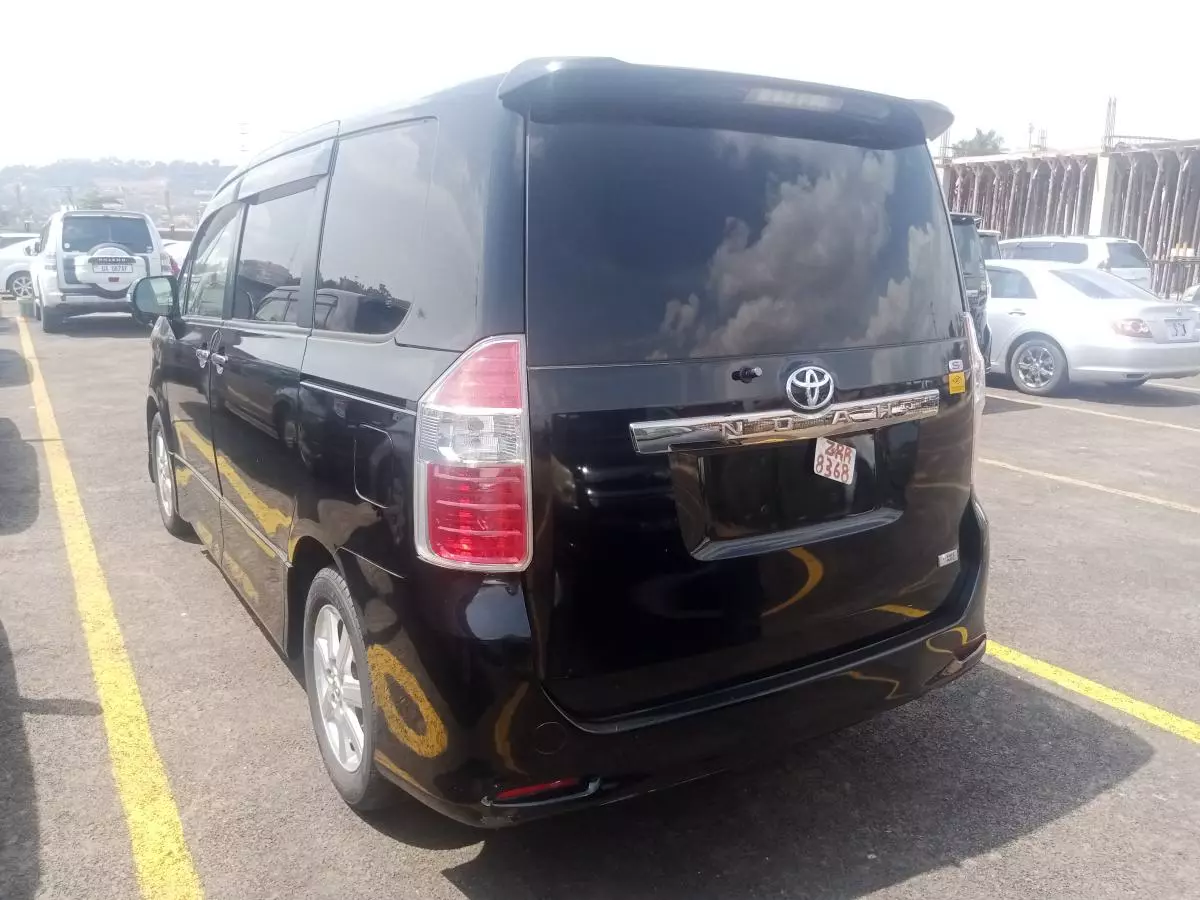 Toyota Noah   - 2009