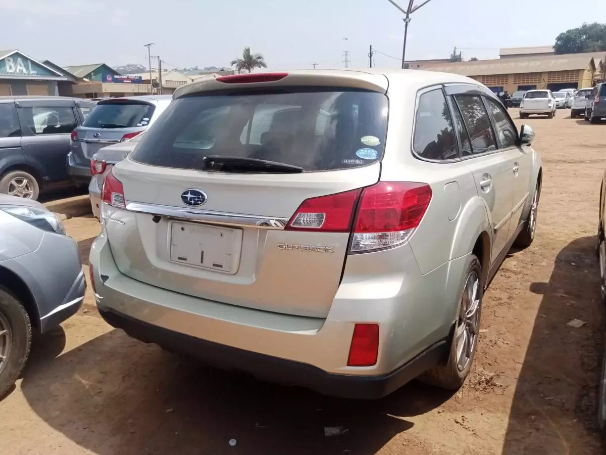 Subaru Outback   - 2011