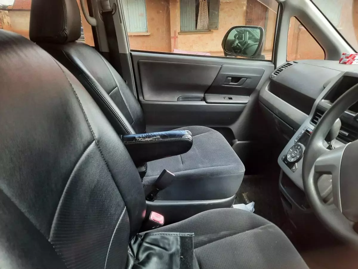 Toyota Voxy    - 2009