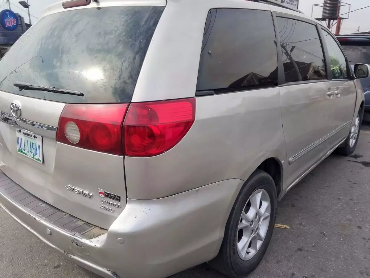 Toyota Sienna   - 2005