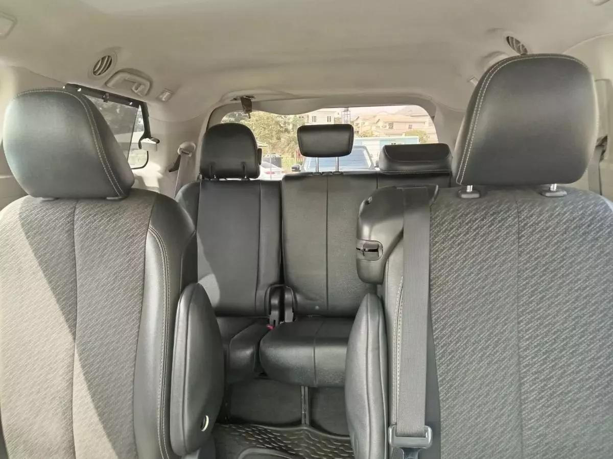 Toyota Sienna - 2011