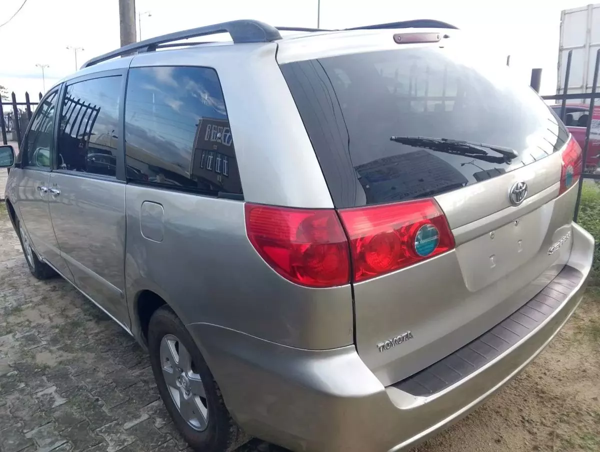 Toyota Sienna   - 2006