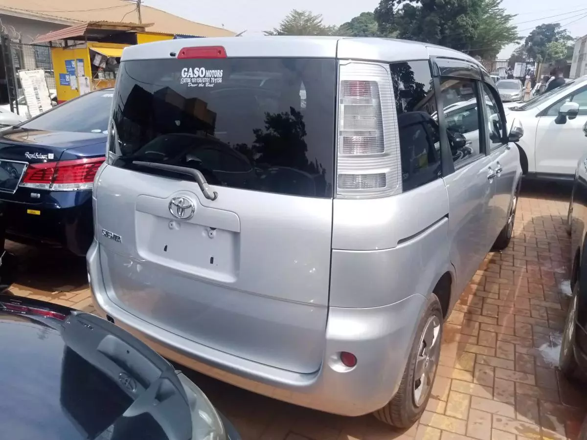 Toyota Sienta   - 2012