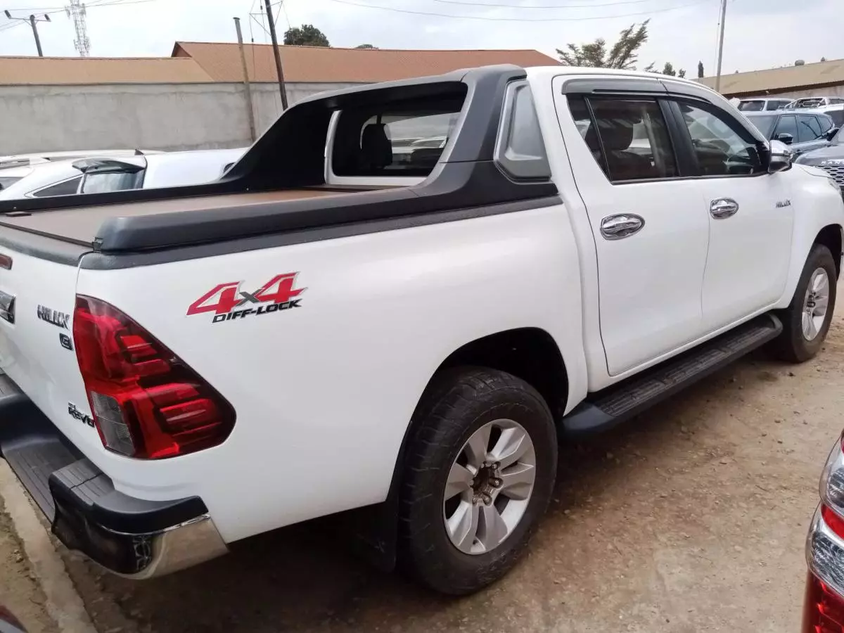 Toyota Hilux   - 2019