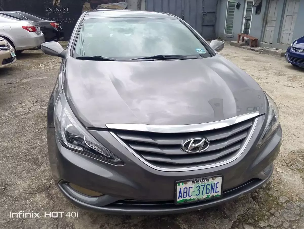 Hyundai Sonata   - 2011