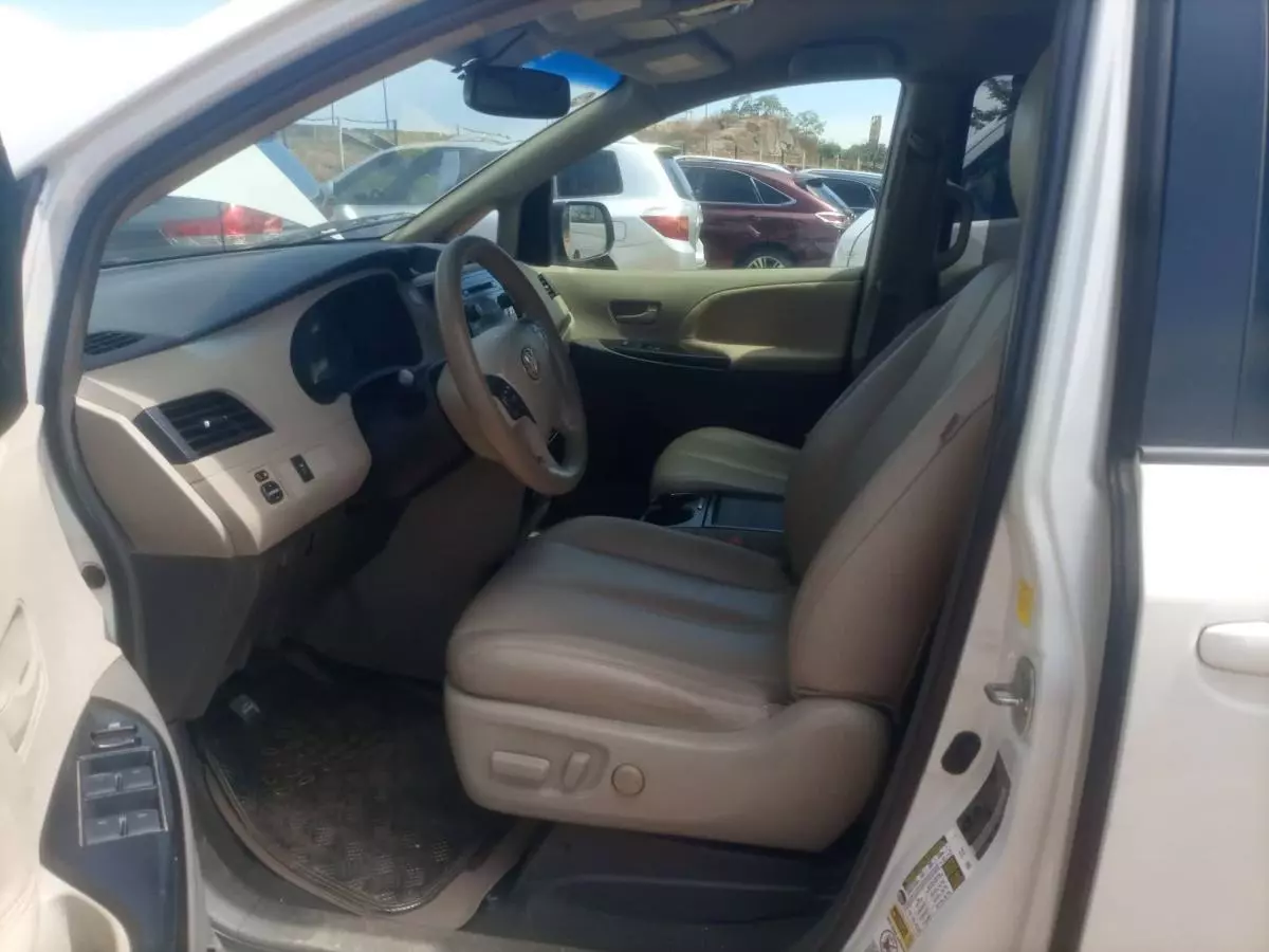 Toyota Sienna - 2011