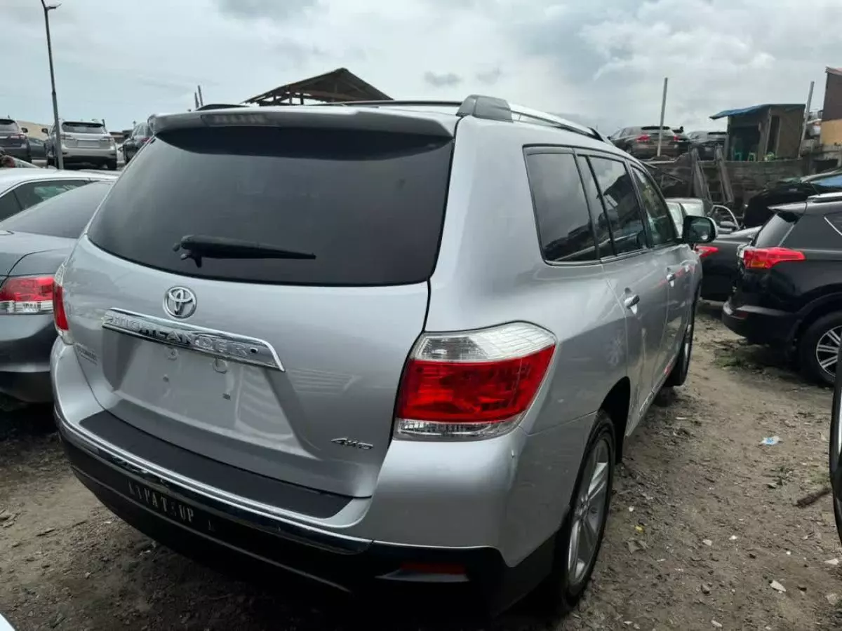 Toyota Highlander   - 2013