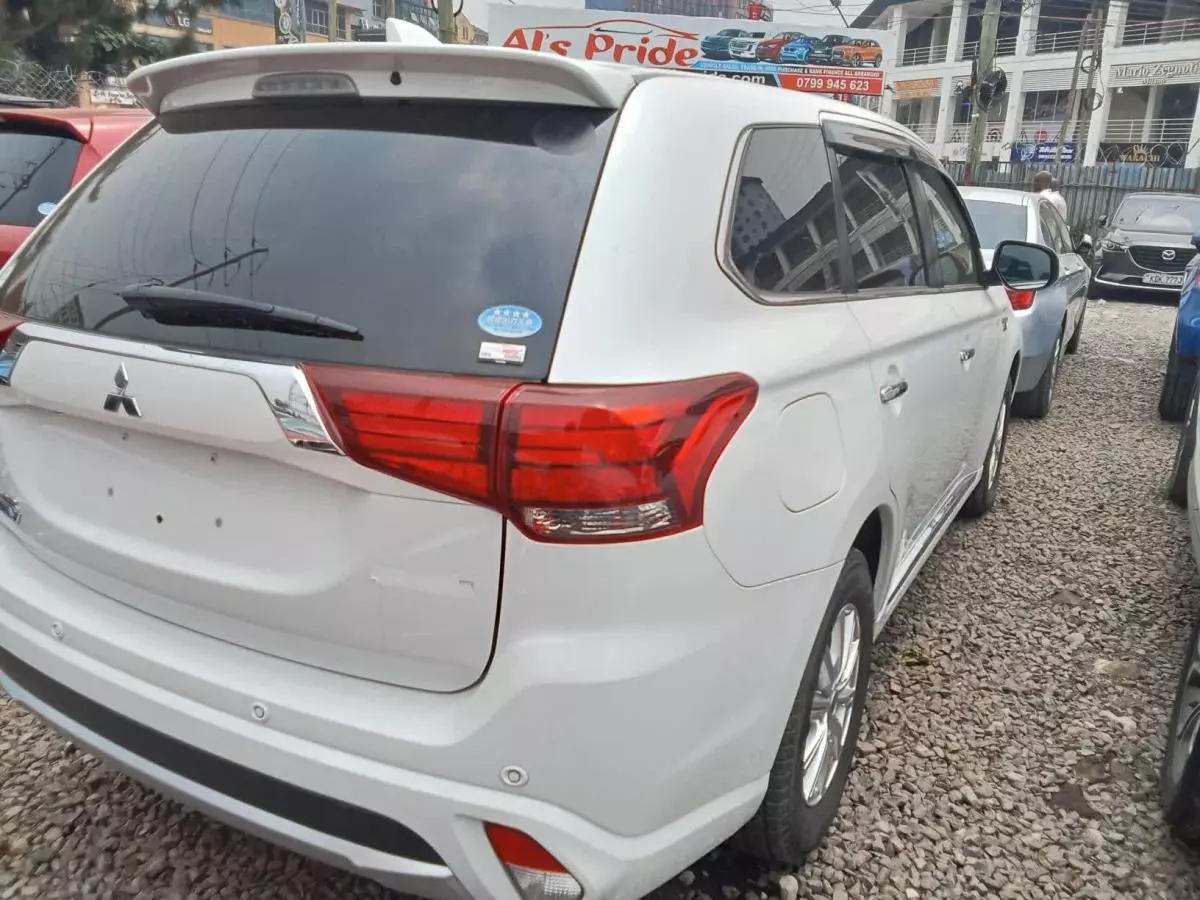 Mitsubishi OUTLANDER   - 2016