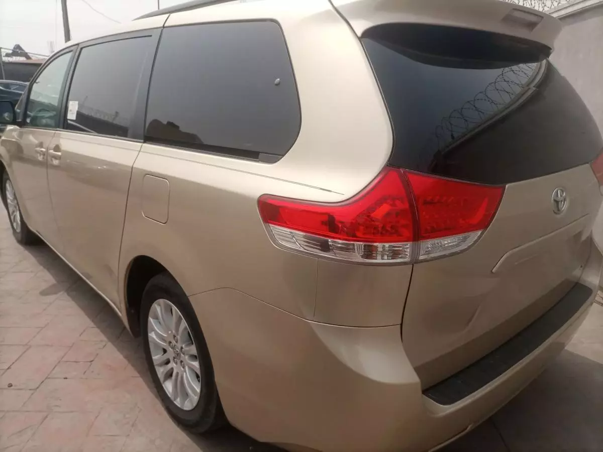 Toyota Sienna - 2011