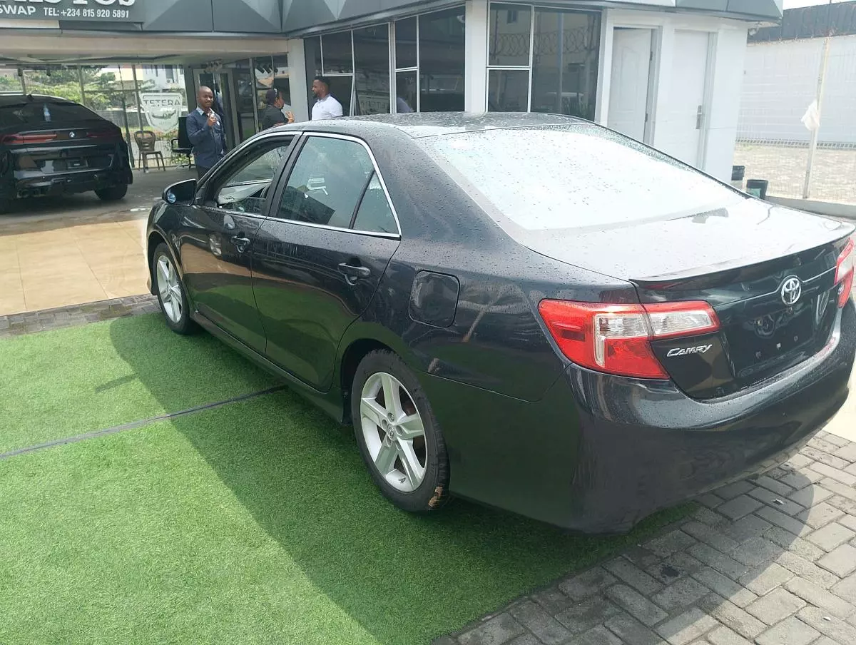 Toyota Camry   - 2014